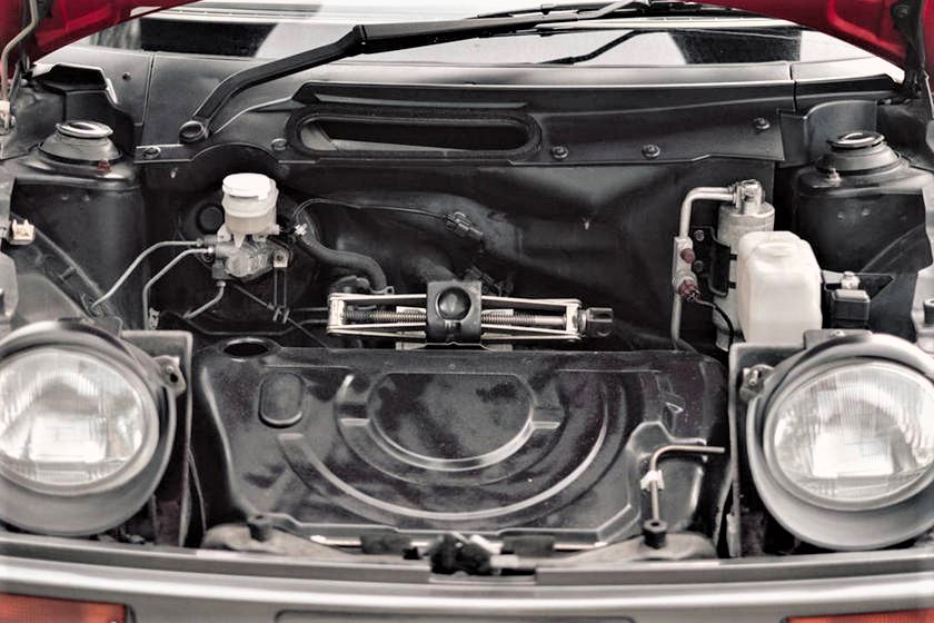 Mazda Autozam AZ 1 Davanti un microscopico vano bagagli.