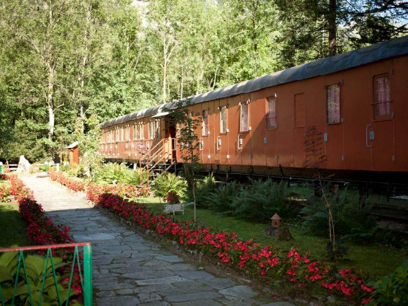 Stazioni ferroviarie dismesse Anche i "vecchi" vagoni possono essere recuperati, qui alcuni trasformati in camere da letto per turisti, qui nel LINK.