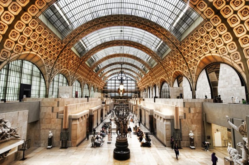 Stazioni ferroviarie dismesse Parigi la celebre ex stazione Gare d’Orsay, nel 1986, grazie al progetto dell’architetto italiano Gae Aulenti, fu trasformata nel famoso Musee d’Orsay.
