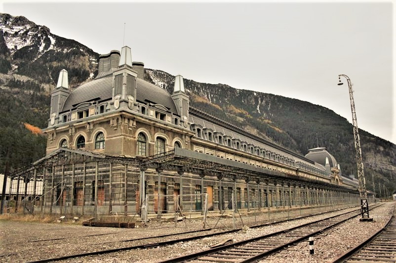 Stazioni ferroviarie dismesse Il Titanic dei Pirenei», la stazione fantasma di Canfranc.