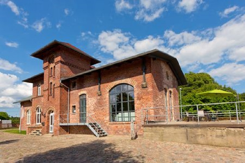 Stazioni ferroviarie dismesse Germania una ex stazione trasformata in una elegante casa provata, qui nel LINK.