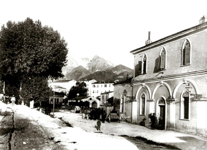 Stazioni ferroviarie dismesse, Quando il treno fermava a Carrara.