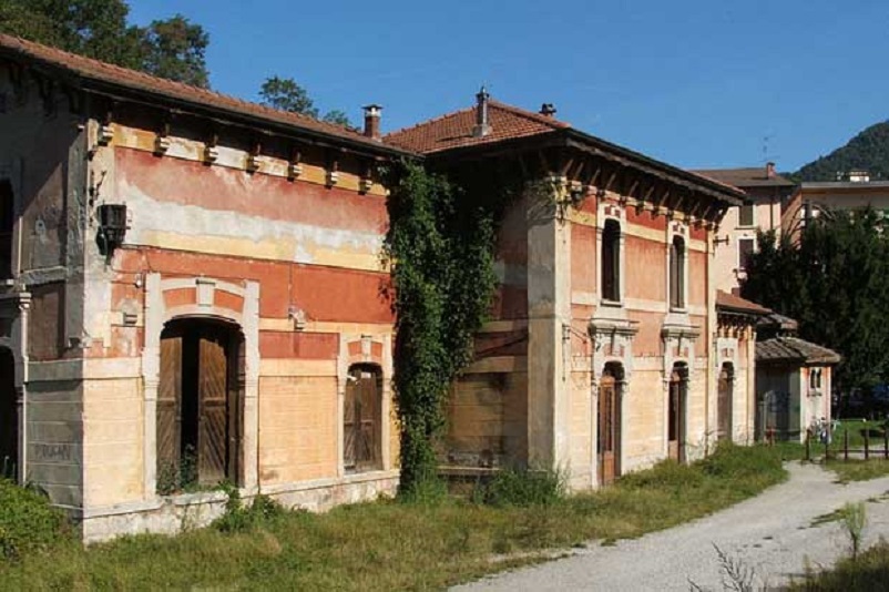 Stazioni ferroviarie dismesse Stazione di Ambria-Fonte Bracca con il suo fabbricato per viaggiatori. 