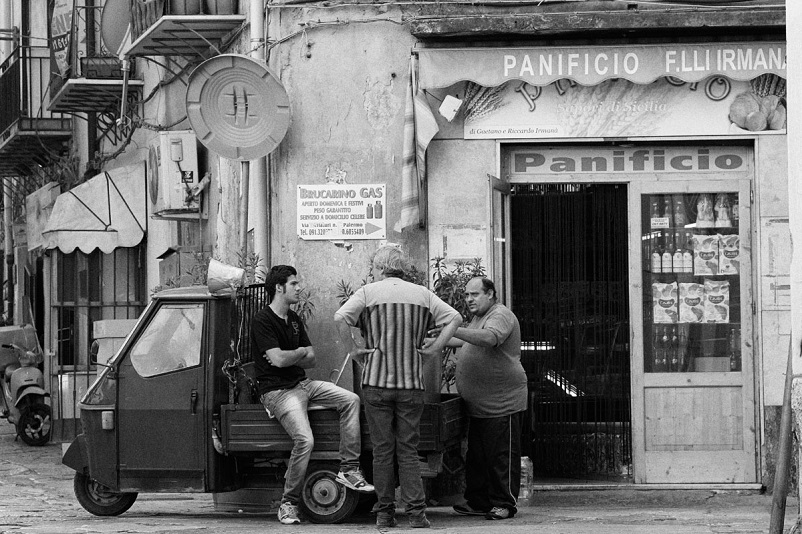 Foto in bianco e nero Una strada di Palermo, qui nel LINK.