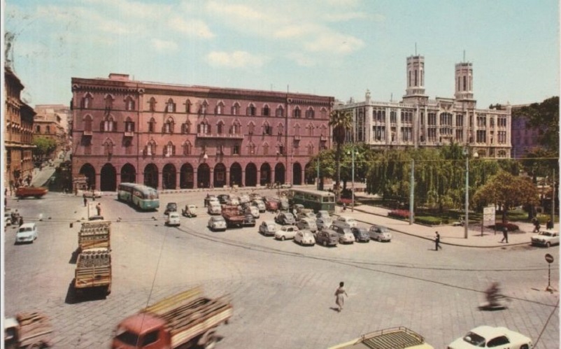 Foto in bianco e nero Cagliari Piazza Matteotti nel 1962 con un LINK.