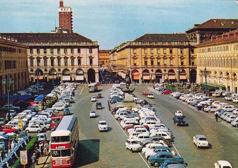 Foto in bianco e nero FOTO 2, Torino, Piazza San Carlo 1965.