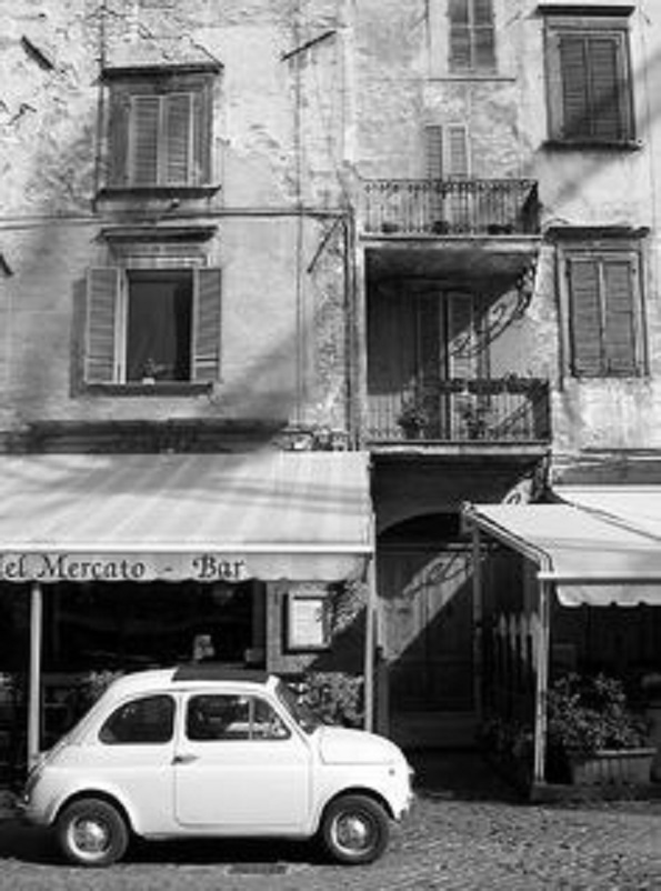 Foto in bianco e nero In una via di Terni in un'Umbria con una Fiat 500. 