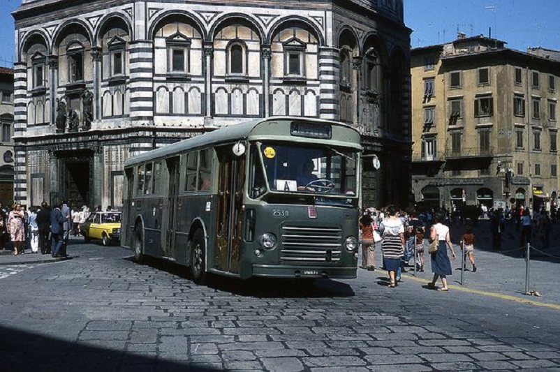 Foto in bianco e nero Firenze, anni '70 e qui nel LINK una rievocazione durante le riprese della serie "l'amica geniale" (che adoro ;) ). 