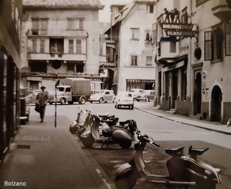 Foto in bianco e nero Bolzano fra gli anni '60 e 70, in una foto d'epoca. 