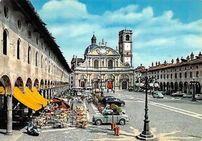 Foto in bianco e nero Vigevano, Piazza Ducale in una cartolina d'epoca. 