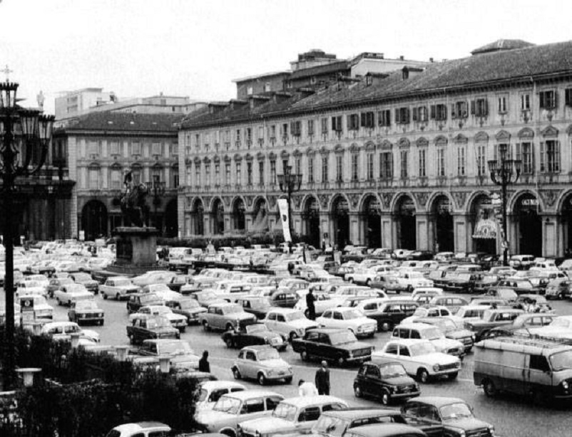 Foto in bianco e nero Torino, Piazza San Carlo anni '70. 