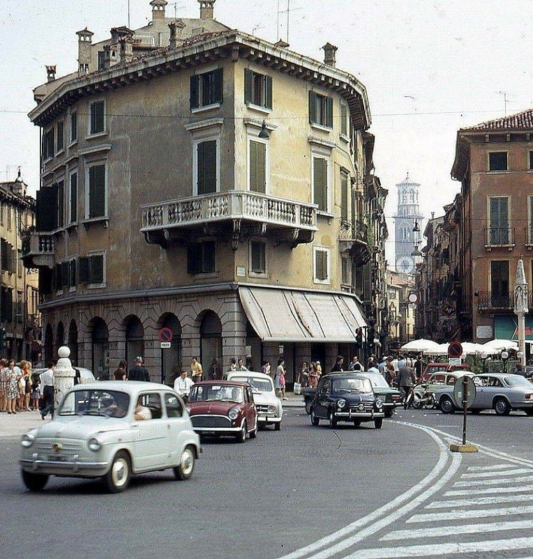 Foto in bianco e nero Verona, angolo Via Mazzini negli anni '70. 
