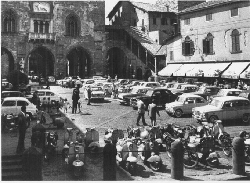 Foto in bianco e nero Bergamo Piazza Vecchia, in città Alta negli anni '60-'70. 