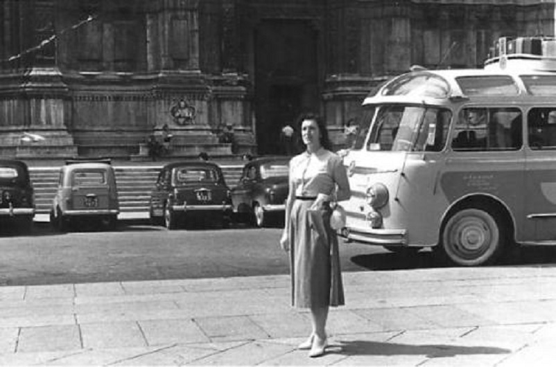 Foto in bianco e nero Bologna, Piazza Maggiore con qui nel LINK alcune foto storiche della piazza. 