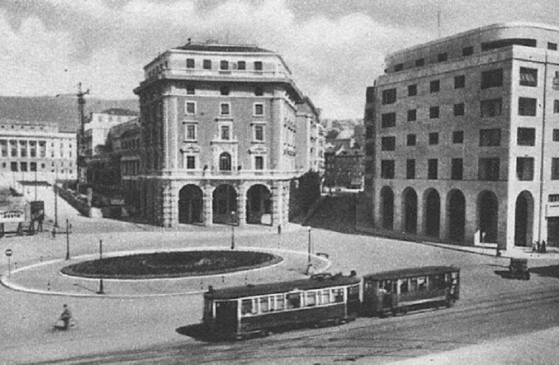Foto in bianco e nero Trieste, la citta con una delle più importanti piazze italiane, Piazza Unità d'Italia, qui una vecchia foto della città presa da questo LINK. 