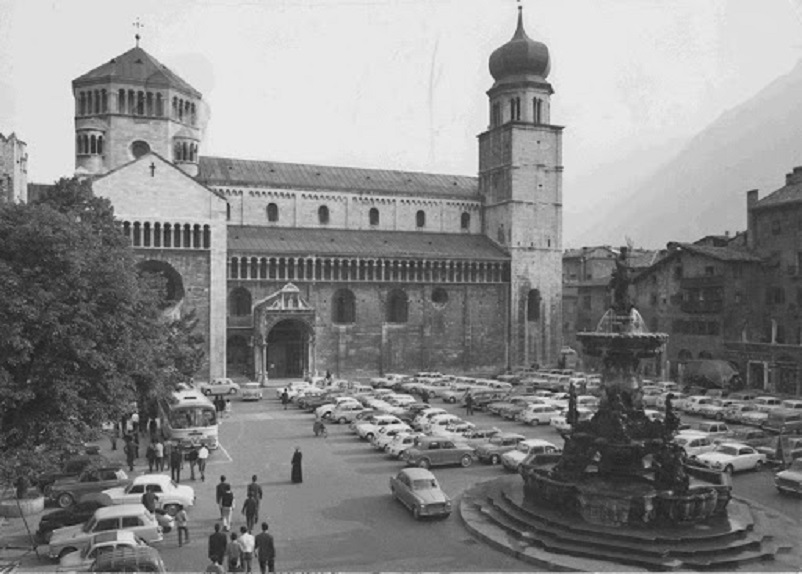 Foto in bianco e nero Trento, Piazza Duomo e il LINK dal quel ho preso questa foto. 