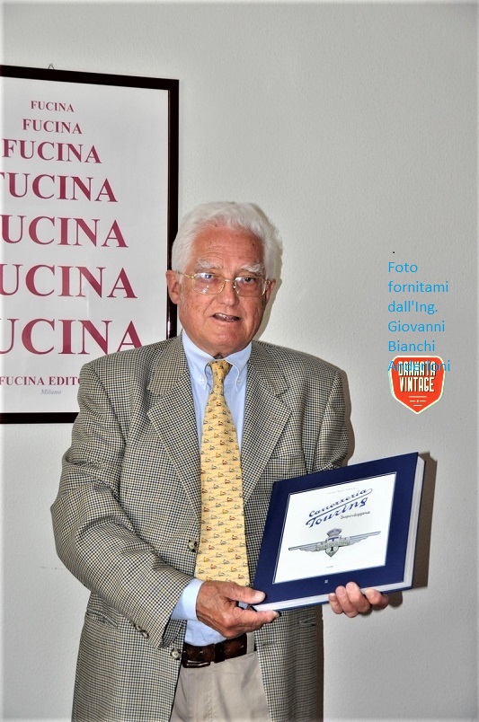 L'Ing. Giovanni Bianchi Anderloni con in mano il Suo libro dedicato alla storia della Carrozzeria Touring. 