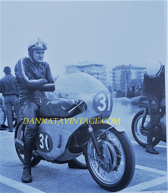 Il Circuito di Riccione, Mike Hailwood durante le prove della Classe 250 Cc, infreddolito su quelle sei cilindri nel 1967. 