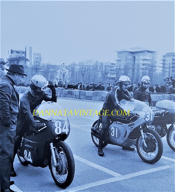 Il Circuito di Riccione, In piedi Massimo Pasolini (ex pilota) in fianco alla moto del figlio Renzo con l'84, col 31 Mik Hailwood e Gilberto MIlani con il 52. 