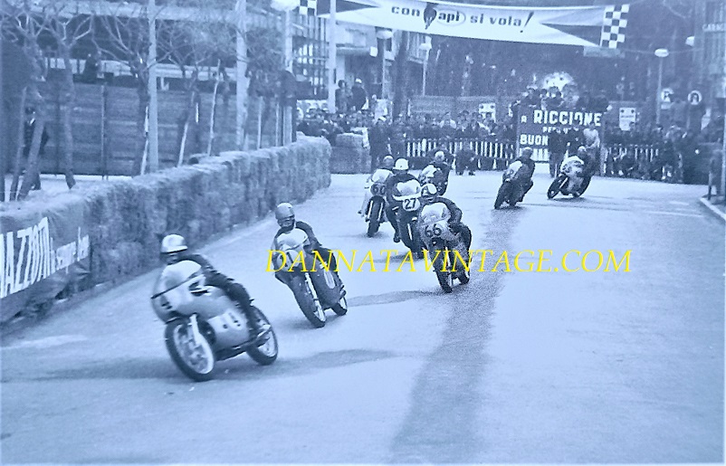 Il Circuito di Riccione, Una foto fatta quando Alberto Pagani era ancora in testa alla gara sulla sua Linto. 