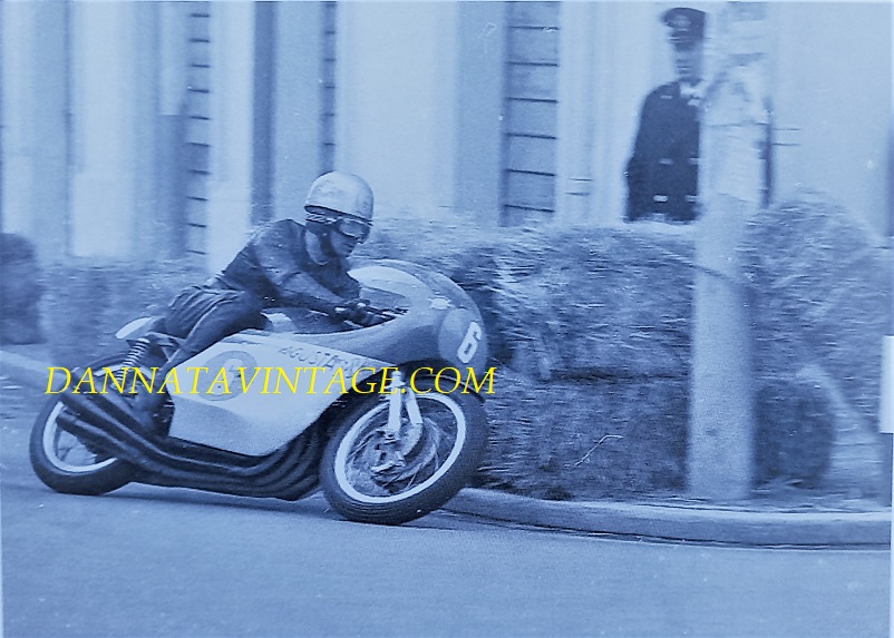 Il Circuito di Riccione, Bergamonti Angerlo durante proprio quelle prove in cui guidò la M.V. Agusta 350 Cc sie cilindri non utilizzata in gara. 