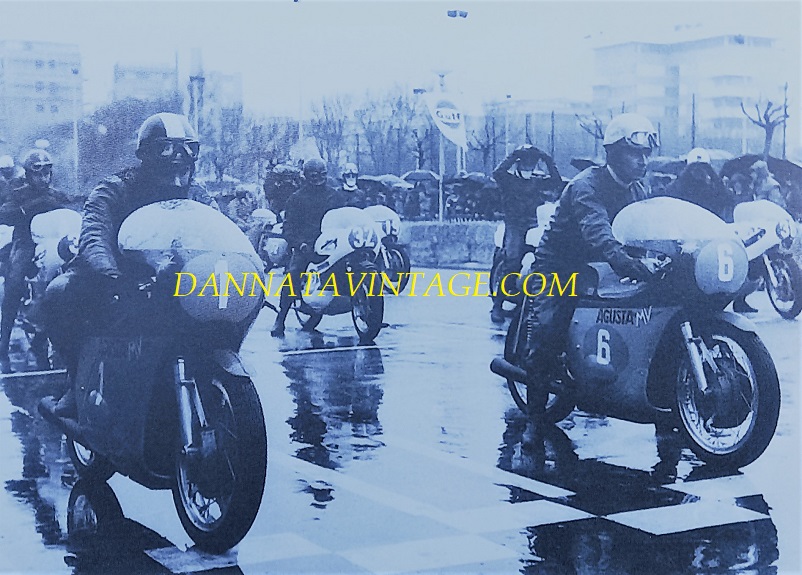 Il Circuito di Riccione, Riccione era il 04 aprile del 1971 con da sinistra col numero 1 Giacomo Agostini e Angelo Bergamonti col 6, la Classe 350 Cc sotto una pioggia molto insistente. 