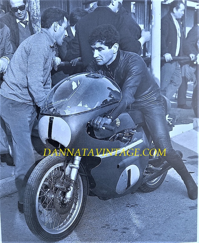 Il Circuito di Riccione, Tarquinio Provini nel 1966 con una Moto Benelli da 500 Cc. quattro cilindri. 