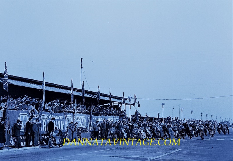 Il Circuito di Riccione, Si partiva, la classe 500 Cc con fra i partecipanti Agostini Provini Mandolini e Venturi, eravamo nel 1966. 