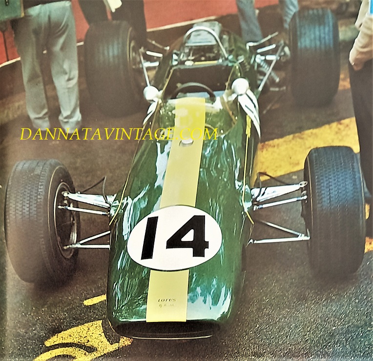 Si correva, Una Lotus con il nuovo motore, un FORD in sostituzione dell'abituale BRM che aveva sempre impiegato negli anni e gare precedenti - Jim Clark vinse con lei i GP di d'Olanda, Gran Bretagna, Stati Uniti, Messico ma non riuscendo a vincere il Campionato Mondiale, vinto invece da Denis Hulme pilota neozelandese che grazie ai tanti piazzamenti vi riuscì. 