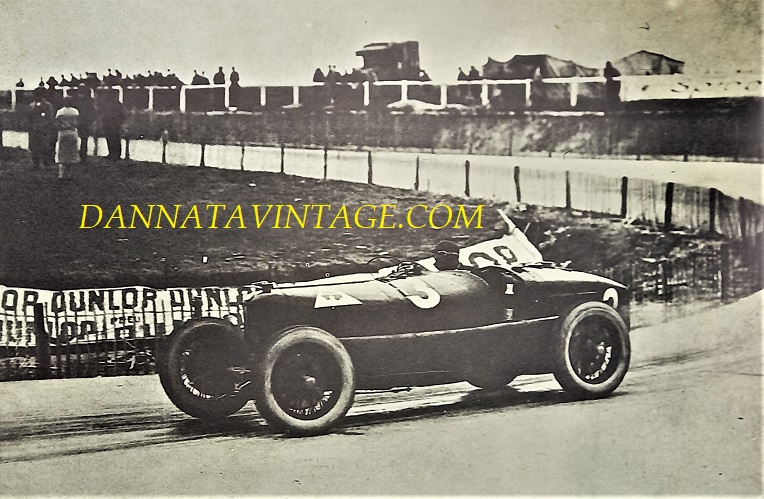 Si correva, La pista quella di Spa Francorchamps (GP d'Europa) nel 1925, l'auto una Alfa Romeo P2 con un team di piloti del calibro di Ascari e Campari. 