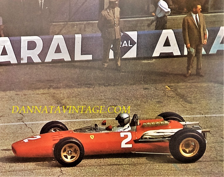 Si correva, Gran Premio d'Italia del 1966, il pilota Lorenzo Bandini sulla Ferrari 12 cilindri 3000 Cc., fu il primo anno che permisero di correre con simili cilindrate, era la Formula 1 tre litri.