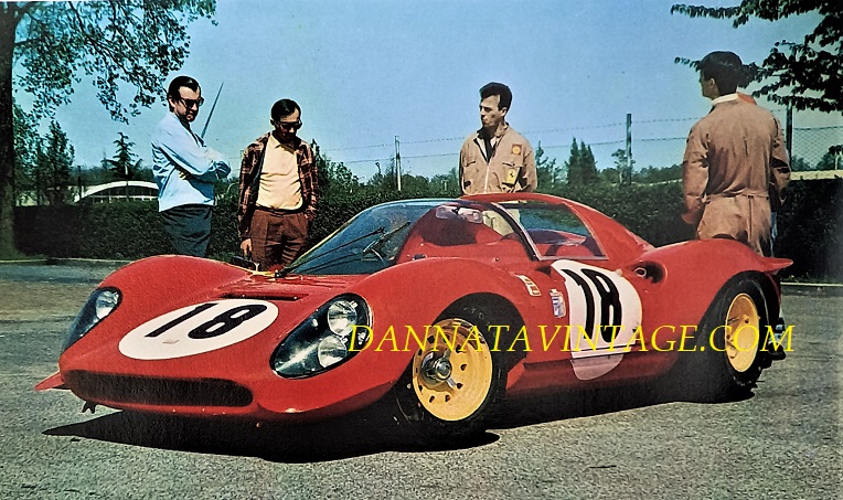 Si correva, 1967 e la splendida Ferrari Dino, si noterà il roll bar montato sul posteriore che aveva una funzione aerodinamica oltre che per la sicurezza. 