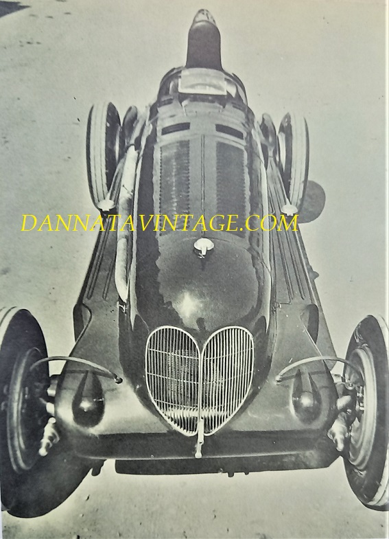 Si correva, Alfa Romeo BIMOTORE del 1935, la stessa auto che condotta dal mitico Tazio Nuvolari raggiunse la sbalorditiva velocità massima di 338 km/h, dotata di due otto cilindri con una cilindrata totale di 6.330 Cc, la potenza di 540 cavalli ed un peso totale di 1030 chilogrammi. 