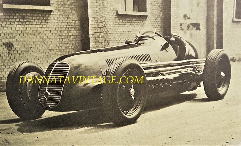 Si correva, Otto cilindri e 3.000 Cc per questa Maserati del 1939, con Wilbur Shaw vinse per due anni consecutivi; nel 1939 e 1940; la 500 Miglia di Indianapolis. 