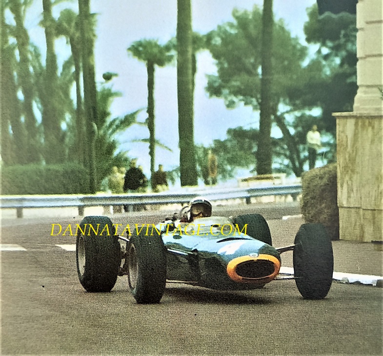 Si correva, 1965 un anno molto importante per il grandissimo Jackie Steward, quello che lo lanciò definitivamente e qui alla guida di una BRM durante il GP di Monaco. 