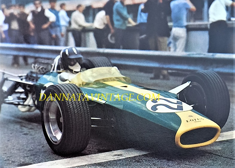 Si correva, una delle gare divenuta fra le più famose per una serie di eventi, era il 1967 e il GP quello d'Italia con una Graham Hill molto sfortunato visto che mentre era al comando fu costretto al ritiro per guai meccanici, Jim Clark suo compagno di squadra sulla Lotus Ford dopo una sontuosa rimonta ed essere arrivato al vertice della gara si vide superato da Brabham e Surtees per una panne. 