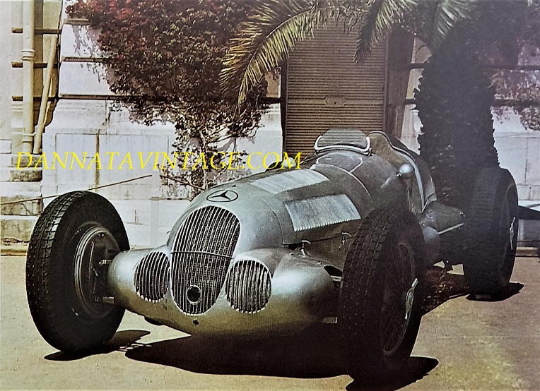 Si correva, Otto cilindri in linea per 5600 Cc sovralimentato, con una potenza massima di 640 cavalli a 5800 g/m per questa Mercedes da corsa tipo 1937.