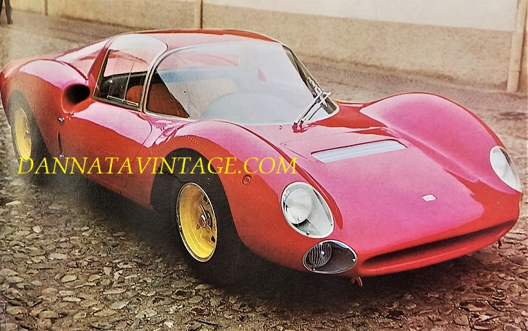 Si correva, Ludovico Scarfiotti vinse sia nel 1965 che nel 1966 il Gran Premio della Montagna alla guida di questa Ferrari Dino 206, con i team Porsche a tallonarlo sino alla fine di ogni gara - motore posteriore sei cilindri a V di 65 gradi, 1593 Cc (maggiorata successivamente a 1987) e con218 cavalli a 9.000 giri minuto, 580 i chilogrammi. 