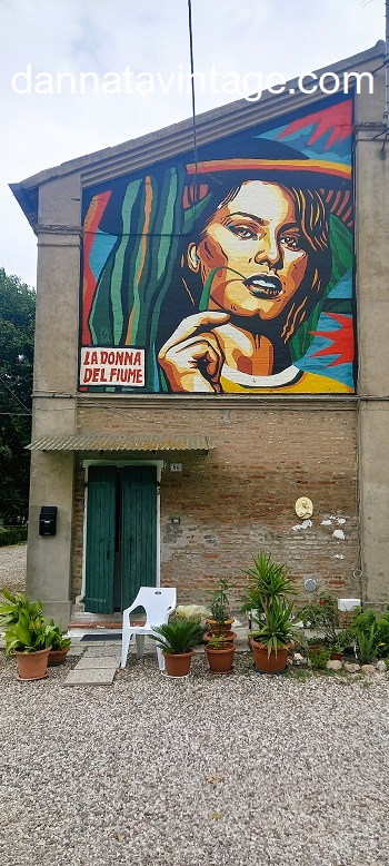 Ferrara street art La donna del fiume.