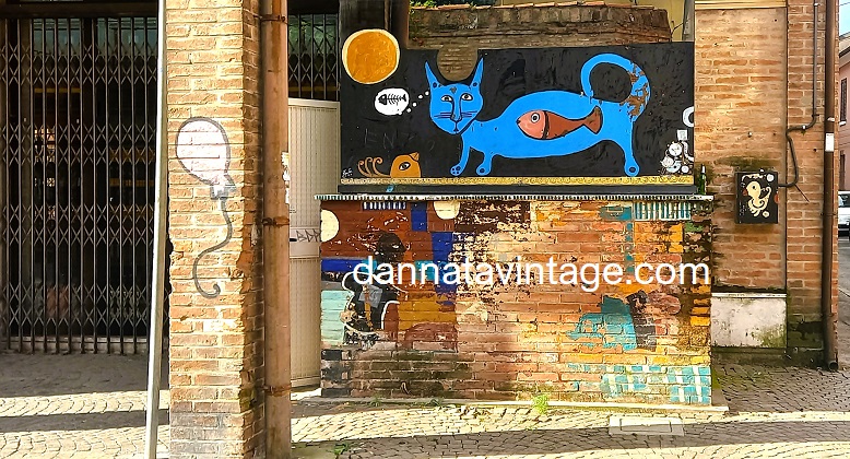 Ferrara street art Sul fondo del mercato coperto. 