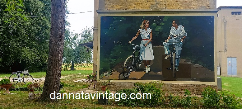 Ferrara street art Scattata difronte e più da vicino, la foto ricorda il film "il giardino dei FInzi Contini". 