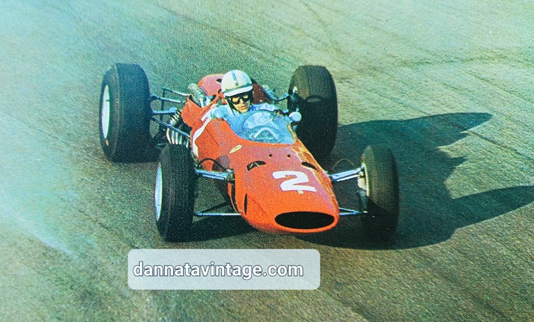 Surtess trionfava al Gran Premio d'Italia nel 1964 con una media di 205,64 km/h, su Ferrari 12 cilindri orizzontali contrapposti 1489,6 cmc e 200 cavalli a 12.000 giri, pesava 465 chilogrammi. 