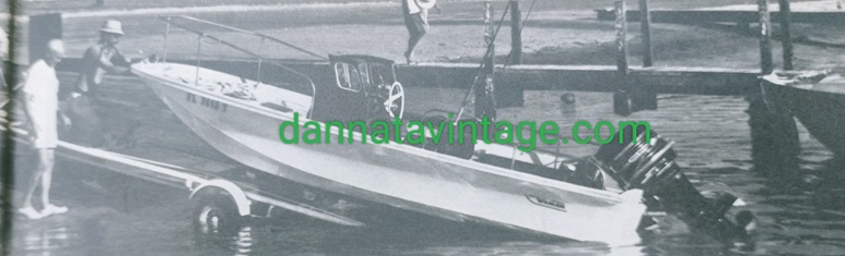 Barche e carrelli La barca sul carrello lungo uno scivolo, a Desenzano ne ho viste.