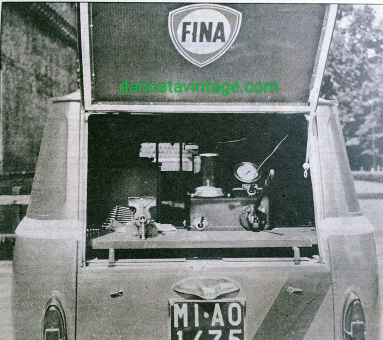 FINA Diesel Test Sul retro dei furgoncino Fiat utilizzato vediamo il piccolo banco di prova a mano per gli iniettori, insieme ad una morsa. 