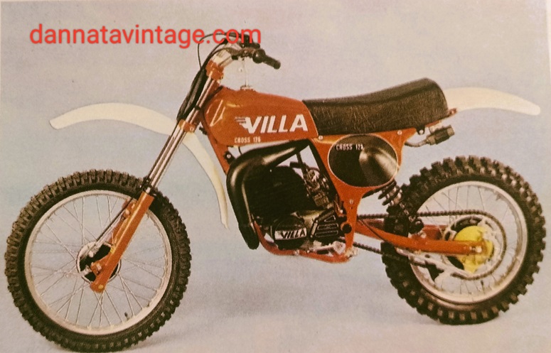 Moto VIlla 125 cmc Cross monocilindrico a due tempi, 54 X 54, 124 cmc l'effettiva, 36 mm Dell'Orto, miscela al 5, Motoplat, avviamento a pedale, cambio a sei rapporti, a doppia culla tubolare per il telaio, forcella teleidraulica davanti e forcellone ascillante con ammortizzatori a gas dietro, 9,5 i litri dei serbatoio, 99 a secco i chilogrammi. 