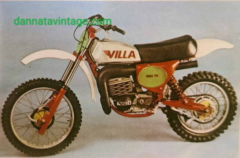 Moto VIlla Cross 250 due tempi monocilindrica, 70 X 64, 246,1 cmc l'effettiva, 12 : 1 la compressione, 36 i cavalli DIN a 7.500 giri, 36 mm Dell'Orto, miscela al 6%, Motoplat accensione elettronica, cinque rapporti il cambio, avviamento a pedale, doppia culla il telaio, forcella telescopica davanti e forcellone oscillante con ammortizzatori a gas Corte & Cosso sul posteriore, 7 litri per il serbatoio, 98 chilogrammi a secco. 