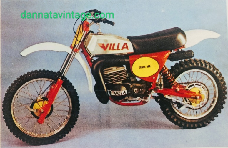 Moto VIlla 380 Cross due tempi monocilidrica, 83,5 X 68 alesaggio e corsa, 372 cmc la cilindrata effettiva, 10,5 : 1 il rapporto di compressione, 42,5 CV DIN a 7.000 giri/minuto, 36 mm Dell'Orto, miscela al 5%, accensione elettronica Motoplan, avviamento a pedale, frizione in bagno d'olio a dischi multipli, cinque rapporti per il cambio, telaio a doppia culla tubolare, forcella teleidraulica sull'anteriore e forcellone oscillante con ammortizzatori a gas sul posteriore, 98 chilogrammi a secco. 