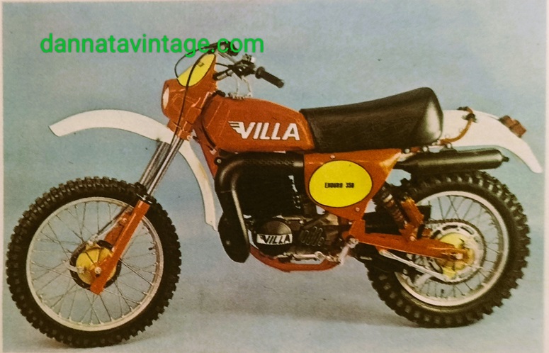 Moto VIlla La Enduro 350 SD. Monocilindrica a due tempi, alesaggio e corsa 80 X 68, cilindrata effettiva 344 cmc, Dell'Orto 34 mm, Motoplan l'accensione elettronica, cambio a cinque rapporti, telaio a doppia culla, forcella telescopica davanti e forcellone oscillante con ammortizzatori a gas dietro, serbatoio da 8 litri, 104 chilogrammi a secco. 