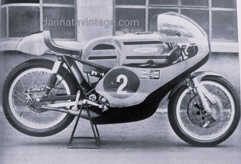 Aermacchi 250 350 Una sequenza di foto della 250 cmc con nella prima la numero 2 che permise a Pasolini di vincere a Imola.